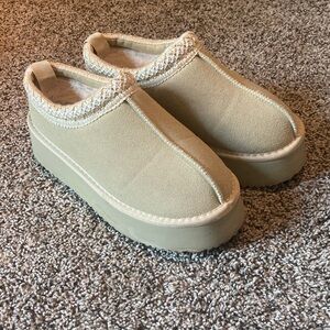 Amazon Women's Tan Slippers